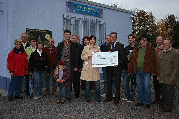 Zur Unterstützung der zukunftsträchtigen Projektarbeit der astronomischen Arbeitsgemeinschaft übergab Bürgermeister Franz Stahl eine Spende über 100,-- Euro vom CSU-Ortsverband. 