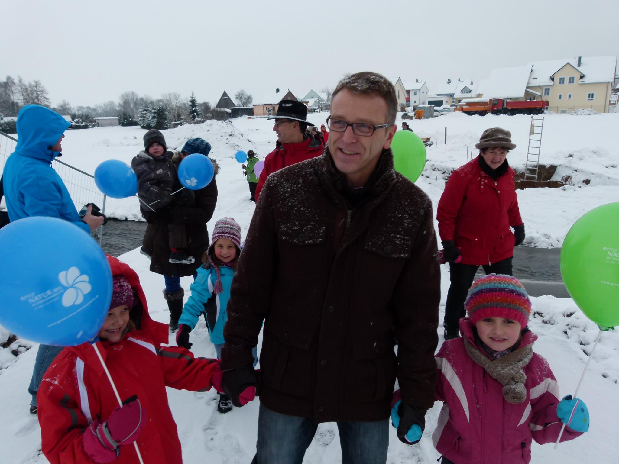 Mädchen und Jungen des Katholischen Kindergarten dürfen schon mal die Waldnaab überqueren