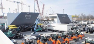 Auf den Stand der Wirtgen Group haben die Hamm-Walzen schon Position bezogen. Freilich wurde in dieser Woche jede Minute für den Messeauftritt der Baumaschinen genutzt.