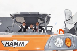 Hamm-Vorstand Reinhold Baisch (rechts) gewährt Landtagsabgeordneten Tobias Reiß (links) und Bürgermeister Franz Stahl einen exklusiven Einblick in die Walzentechnik