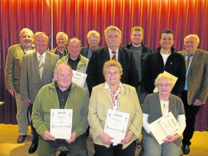 Die langjährigen Mitglieder der Siedlergemeinschaft (vorne von links): Albert Wallerer, Herta Schnurrer und Anneliese Gleißner sowie (hinten von links) Kreisvorsitzender Otmar Zeitler, Vorsitzender Gerhard Strobl, Hans-Werner Schmid, Manfred Brunner, Karl Ries, 2. Bürgermeister Peter Gold, Andreas Stock, Matthias Rath und Bezirksvorsitzender Christian Benoist.