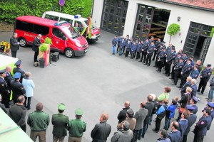 Im Beisein vieler Aktiver und Ehrengäste wurden am Samstag neue Gerätschaften der Tirschenreuther Wehr, darunter ein neuer Mannschaftstransporter, ein neuer Rettungssatz und ein Sprungretter, offiziell ihrer Bestimmung übergeben. Die Pfarrer beider Konfessionen erteilten den kirchlichen Segen. Bild: kro