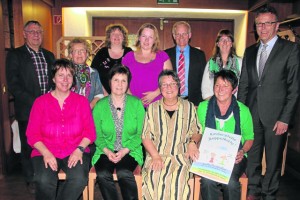 Dieses Vorstandsteam führt den Kinderschutzbund Tirschenreuth in den kommenden zwei Jahren: (sitzend von links) Monika Schmiedel, Gabriele Kohl, Inge Pannrucker und Anni Staufer, (stehend von links) Anton Singer, Marianne Scheffler, Birgit Mayer, Bianca Gradl, Jugendamtsleiter Albert Müller, Jeanette Beer und Bürgermeister Franz Stahl. Bild: kro