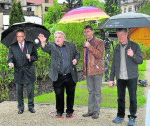 Der Regen am Freitagvormittag konnte (von links) Bürgermeister Franz Stahl, seinen Stellvertreter Peter Gold, Gartenschau-Geschäftsführer Franz Häring und Vinzenz Rahn vom Partnerschaftsverein amitié nicht abhalten, erste Würfe auf der neuen Boule-Bahn auszuführen.
