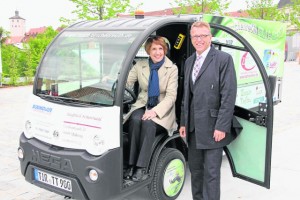 Mit dem neuen Elektro-Kleintransporter unternahmen Bürgermeister Franz Stahl und MdL Annette Karl eine kleine Probefahrt.