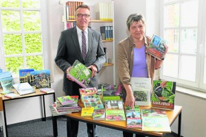 Das neue Angebot an Gartenbüchern ist sehr reichhaltig und bietet eine große Menge an Informationen. Bürgermeister Franz Stahl zeigte sich vom neuen Leseschatz begeistert und nahm die Gelegenheit wahr, auch selbst ein bisschen zu schmökern. Cornelia Kolzenburg wies bei dieser Gelegenheit besonders auf die einheimischen Autoren hin, die mit ihrem speziellen Wissen besondere Akzente setzen könnten.