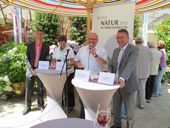 Bürgermeister Franz Stahl, der Vorsitzende zur Förderung der bayerischen Landesgartenschauen, Roland Albert, sowie die Gartenschaugeschäftsführer Eva Linder und Franz Häring (von rechts) sind mit dem Halbzeitergebnis mehr als zufrieden.