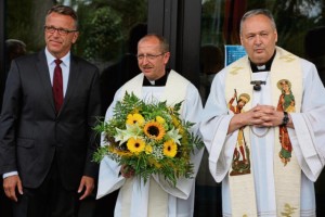 Bürgermeister Franz Stahl, Neupriester Thomas Thiermann und Stadtpfarrer Georg Flierl beim Heimatempfang am Sonntagabend. Bild: kro