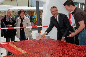 "Oagschnien is!" Franz Stahl und Sponsor Patrick Kutzer schnitten gemeinsam den riesigen Erdbeerkuchen in Form eines roten Kreuzes an.