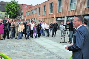 Nur zwei Tage war das Gelände der "Natur in Tirschenreuth" geschlossen, um erste Abbauarbeiten vorzunehmen. Seit Mittwoch können jetzt die Besucher den "Fischhofpark" erkunden. Bis auf wenige Bereiche ist das über 20 Hektar große Gelände frei zugänglich. Mit einer kleinen Feier gestaltete Bürgermeister Franz Stahl (rechts) die Freigabe der neuen Freizeitfläche der Stadt. Gut 90 Prozent der Gartenschau-Anlagen werden sich auch künftig auf dem Areal des Fischhofparks finden.