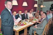 MdL Tobias Reiß (links) und MdB Albert Rupprecht (daneben) informierten die Bürgermeister des Landkreises über Möglichkeiten der Städtebauförderung und den vom Freistaat Bayern gewährten Stabilisierungshilfen