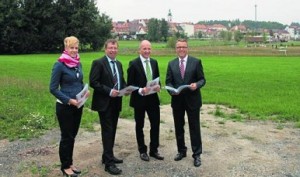Bürgermeister Franz Stahl, Kewog-Geschäftsführer Bernd Büsching, Projektmanager Carsten Seebauer und Immobilien-Fachwirtin Tanja Weiß (von rechts) bei der Vorstellung der Pläne. 
