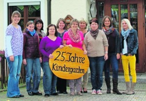 Auf den 25. Geburtstag des Katholischen Kindergartens "Unser Liebe Frau" freuen sich Leiterin Monika Zeitler (Fünfte von rechts) und ihr Team.