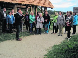 Projektleiter Benjamin Zeitler unternahm mit den Besuchern von der Frauen-Union einen Rundgang durch den Geschichtspark
