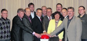 Gisela Bauer, Andreas Hein und Michael Henke von Kabel Deutschland starteten symbolisch mit den Vertretern aus den Gemeinden, die sich künftig über schnelles Internet freuen dürfen, den Breitbandanschluss