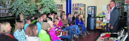 Kleine Geschenke für die Teilnehmer am Sommerferien-Leseclub (ws) Die Aktion "Leseclub" ist ein interessantes Ferienangebot der Büchereien in Bayern. In der Kreisstadt waren heuer rund 53 Kinder dabei. Sie begeisterten sich nicht nur für die spannenden Geschichten, sondern durften auch Wertungen abgeben. Bürgermeister Franz Stahl und die neue Bücherei-Leiterin Cornelia Kolzenburg (rechts) bedankten sich für die Interesse mit kleinen Preisen.