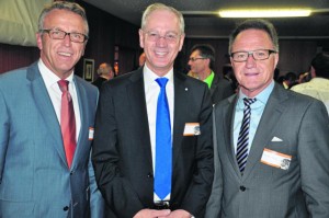 Viele Glückwünsche für Reiner Meier (jr) Neu im Deutschen Bundestag ist der Tirschenreuther Reiner Meier (rechts). Er feierte am Dienstag seinen 60. Geburtstag. Am Donnerstag, beim 2. Tirschenreuther Wirtschaftsdialog, gratulierten ihm Bürgermeister Franz Stahl (links) und Ehrengast Dr. Siegfried Balleis, Ratsvorsitzender der Metropolregion Nürnberg und gleichzeitig Oberbürgermeister der Stadt Erlangen. Es war dies der erste öffentliche Auftritt von Reiner Meier in seiner neuen Funktion als Bundestagsabgeordneter. Stahl hoffte, dass Meier ein engagierter Vertreter für die Region in Berlin sein. Den Glückwünschen schloss sich Dr. Balleis an, der Reiner Meier schon seit vielen Jahren kennt