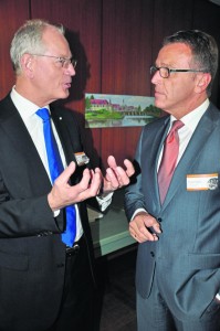 Die Chancen als Mitglied in der Metropolregion Nürnberg stellte Dr. Siegfried Balleis (links) beim "2. Tirschenreuther Wirtschaftsdialog" vor. Aufmerksamer Zuhörer war auch Bürgermeister Franz Stahl.