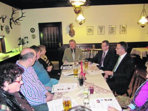 Vorsitzender Karl Jäger (Bildmitte) hielt Rückschau. Mit am Vorstandstisch (von links) Liselotte Kulzer, Hans Möstl, Johannes Saalfrank, Susanne Stich, Kassier Helmut Wolfrum und Bürgermeister Franz Stahl.