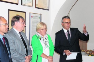 Vor sechs Jahrzehnten hat die Stadt Tirschenreuth die Patenschaft über dem Heimatkreis Plan-Weseritz übernommen. Zum Jubiläum hatte Bürgermeister Franz Stahl zu einer kleinen Feier im Foyer im Rathaus eingeladen. Im Bild (von rechts): Bürgermeister Franz Stahl, Heimatkreis-Vorsitzende Regine Löffler-Klemsche, deren Ehemann sowie Stadtrat Dr. Alfred Scheidler