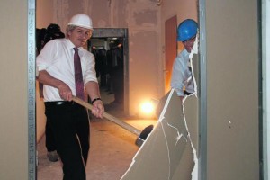 Mit Elan führten Landrat und Aufsichtsratsvorsitzender der Kliniken Nordoberpfalz AG, Wolfgang Lippert, und Bürgermeister Franz Stahl (von links) den ersten Hammerschlag zur Sanierung und Erweiterung der Intensivabteilung des Tirschenreuther Krankenhauses aus.