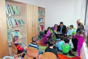 Gut sortiert ist die neue Kinderbibliothek im städtischen Kindergarten. Für Leiterin Silvia Markowski (rechts) und ihr Team erfüllte sich ein großer Wunsch. Bürgermeister Franz Stahl überzeugte sich von der gelungenen Ausstattung und kam der Einladung zum Vorlesen gerne nach. Den Kindern gefiel es so gut, dass er ihnen versprechen musste, wieder zu kommen