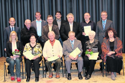 Die Ehrung langjähriger Mitglieder stand im Mittelpunkt der Jahreshauptversammlung. Im Bild (sitzend von links) Monika Arbter-Hubrich, Maria Witt, Walter Pinkatschek, Wolfgang Foierl, Christl Legat und Olga Luft, (stehend von links) Dr. Alfred Scheidler, Karl Gruber, Huberth Rosner, Franz-Josef Maischl, Michael Arbter, Peter Gold, Peter Geyer und Bürgermeister Franz Stahl.