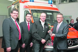 BRK-Kreisvorsitzender Franz Stahl (rechts) übergab an BRK-Wachleiter Edwin Hecht den Schlüssel des neuen Rettungswagens "Bayern 2013". Mit im Bild BRK-Kreisgeschäftsführer Holger Schedl und der Leiter Rettungsdienst, Jürgen Sollfrank (von links).