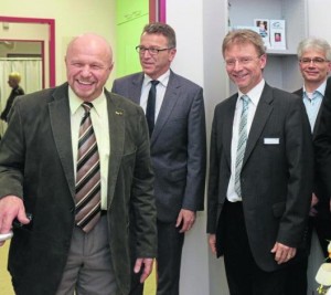 Nach der Segnung der neuen Räume der gynäkologischen Ambulanz durch die Pfarrer Ralph Knoblauch und Norbert Gaida führte Chefarzt Kurt Weber (links) die Gäste durch die Abteilung. Mit auf dem Bild (von rechts) Aufsichtsratsvorsitzender Wolfgang Lippert, OP-Leiter Wolfgang Wach, Finanzchef Manfred Tretter und Bürgermeister Franz Stahl.