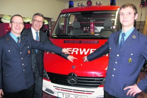 Josef Fischer und Josef Wurm sind nicht nur am Steuer des Feuerwehrautos die Chefs. Als neue Kommandanten geben sie auch bei der Feuerwehr die Richtung vor. Unser Bild zeigt (von links): 2. Kommandant Josef Wurm, Bürgermeister Franz Stahl und Kommandant Josef Fischer.