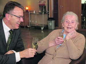 Ein Gläschen Sekt zum Ehrentag. Mit 102 Jahren ist Margarete Gleißner Tirschenreuths älteste Einwohnerin. Vom Charme des Bürgermeisters ließ sie sich gerne bezirzen und scherzte lange mit dem Stadtoberhaupt.