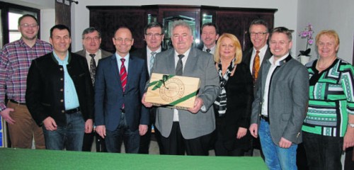 Eine Weinkiste aus Bordeaux gehörte zu den Geschenken, die Peter Gold zum 60. Geburtstag erhielt. Unter anderem gratulierten (von links) Sohn Gerald Gold, die Stadtratskollegen Paulus Mehler (CSU), Herbert Sladky (SPD), Dr. Alfred Scheidler (CSU), Günther Franz und Hans Zölch (Freie Wähler), Lebensgefährtin Hedy Berner, Bürgermeister Franz Stahl, CSU-Kreisvorsitzender Tobias Reiß und Frauenunion-Kreisvorsitzende Angela Burger.
