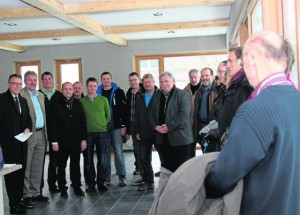 Unter der kompetenten Führung von Bürgermeister Franz Stahl (links) und Stadtbaumeister Andreas Ockl (Sechster von links) konnten sich die Teilnehmer der "CSU auf Tour" ein Bild von der neuen Mensa machen. Rektor Wilhelm Trisl (Zweiter von links) freute sich mit seinen Schülern schon jetzt auf die Inbetriebnahme.