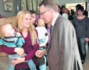 Die Initiativen der Kreisstadt für die jungen Familien stellte Bürgermeister Franz Stahl beim "Neugeborenenempfang" heraus. Bei dem Treffen gab es auch Gelegenheit für ein persönliches Gespräch. 