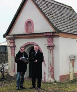 Einen konkreten Überblick verschafften sich Bürgermeister Franz Stahl (rechts) und Stadtbaumeister Andreas Ockl von der Pfarrkapelle in Wondreb. Heuer soll diese renoviert werden. Dabei hofft die Stadt, dass sich auch die Wondreber Dorfgemeinschaft einbringt.