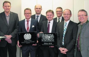 Näher am Menschen". Den CSU-Slogan haben die beiden Mandatsträger des Landkreises mit einem gemeinsamen Bürgerbüro umgesetzt. Unser Bild zeigt von links: Robert Christ, Reiner Meier, Albert Füracker, Tobias Reiß, Franz Stahl, Landratskandidat Dr. Alfred Scheidler und Bezirksrat Toni Dutz.
