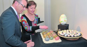 Sabine Heibl erklärt Bürgermeister Franz Stahl die Feinheiten und Herstellungsarten der für die Region typischen Glas- und Porzellaneier