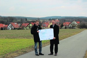 Zuversichtlich sind Bürgermeister Franz Stahl (rechts) und Stadtbaumeister Andreas Ockl, dass es mit der Breitbandversorgung in Wondreb vorangeht