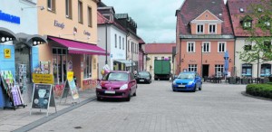 Künftig dürfen vor der Eisdiele "Cortina" Tische und Stühle auch auf die Fahrbahn gestellt werden. Die Regelung beschränkt sich jedoch auf Samstag nach Geschäftsschluss und Sonntag von 10 bis 23 Uhr