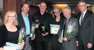 Freudestrahlende Gesichter gab es nach der Premiere bei (von links) Marianne Stangl (Regieassistenz), Florian Winklmüller ("Jedermann"), Johannes Reitmeier (Regisseur), Gaby Saller (Produktionsassistenz), Manfred Grüssner (Regieassistenz) und Bürgermeister Franz Stahl. Er überreichte den Verantwortlichen je ein Buch, einen Essensgutschein und eine Flasche Schampus