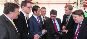 Betriebsbesichtigung bei HJS Schmidt Kunststoff GmbH in Tirschenreuth von links: Johannes Kijas, Christian Doleschal, Albert Rupprecht, Franz Stahl, Arnost Marks, Christian Schmidt und Bernd Posselt.