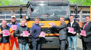 Bei Notfällen 112 wählen Die schnelle Verbindung mit den Rettungsdiensten kann bei Notfällen Leben retten. Deshalb wird auch die Stadt für die europaweite Notruf-Nummer 112 werben. Bislang gehen Notrufe oft auch über die alte Nummer 19222 ein. Nach einem Appell des BRK-Kreisverbandes wurden auch die Fahrzeuge der Stadt mit Hinweisen auf die "112" versehen. Im Bild Mitarbeiter der Stadt mit Bürgermeister Franz Stahl und BRK-Kreisgeschäftsführer Holger Schedl. 