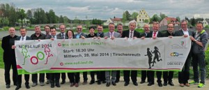 Die Leute, die mithelfen den Nofi-Lauf 2014 einmal mehr zum Erfolg zu machen, platzierten sich im Fischhof-Park zum Gruppenfoto. Sechs Meter breite Banner weisen künftig an den Ortseinfahrten nach Tirschenreuth auf das Großereignis am 28. Mai hin