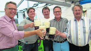 Ein Prosit auf das Volksfest: Bürgermeister Franz Stahl, Heiko Perz, Festwirt Reinhard Gschrey, MdB Reiner Maier und Reiner Schels (von links) nach dem Anzapfen des ersten Banzen.