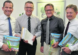 Einen langen "Wunschzettel" hat Franz Stahl den Abgeordneten mit auf den Weg gegeben. Umgehung und Behördenansiedelung stehen da drauf. Für die Unterstützung gab's schon vorab ein Präsent, das Buch "Tirschenreuth blüht auf" (von links): MdB Albert Rupprecht, Franz Stahl, MdB Reiner Meier und MdL Tobias Reiß