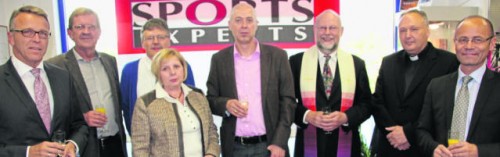 Am Freitagabend wurde im "MEC" im Beisein vieler Ehrengäste das "Sport Experts" eröffnet. Unser Bild zeigt (von links): Bürgermeister Franz Stahl, 3. Bürgermeister Norbert Schuller, Wolfgang Plonner und Rita Krapf von der Geschäftsführung, Gesellschafter Ulrich Abendschein, Pfarrer Martin Schlenk, Stadtpfarrer Georg Flierl und stellvertretender Landrat Dr. Alfred Scheidler.