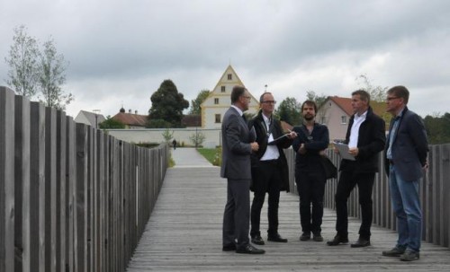 Prüfer machten sich direkt vor Ort ein Bild von der Spannbandbrücke. Informationen rund um das Bauwerk und das gesamte Areal gab es dazu von Bürgermeister Franz Stahl, dem Architekten Moritz Schloten und Stadtbaumeister Andreas Ockl. Im Bild (von links): Franz Stahl, Stefan Krämer von der Wüstenrot-Stiftung, Moritz Schloten, Arne Fentzloff von der Firma Architektur 109 und Andreas Ockl