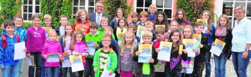 Spannende Geschichten und am Ende sogar noch ein Gewinn (ws) Lesen bildet nicht nur, sondern kann auch einen netten Gewinn einbringen. So wurden jetzt die eifrigsten Teilnehmer des Sommerferien-Leseclubs ausgezeichnet. Jedes der 73 Kinder, davon 40 Grundschüler, erhielt eine Urkunde. Die jungen Leser nahmen sich insgesamt 470 Bücher vor. Wer mehr als zehn Bücher in seiner Liste stehen hatte, durfte noch an einer Verlosung teilnehmen. Der Hauptgewinn, ein Kombi-Ticket für das "Naturparadies Burg Rabenstein", ging an Angelique Kaltenegger. Die weiteren Gewinner erhielten Geschenke oder Kinogutscheine. Die gefragtesten Titel bei Aktion waren "Und hier kommt Tante Lisbeth", "Der magische Garten" oder "Falsches Spiel im Olympiastadion". Bürgermeister Franz Stahl und Büchereileiterin Cornelia Kolzenburg übergaben Urkunden und Geschenke. Im Bild der Bürgermeister, die Büchereileiterin sowie Mitarbeiterin Monika Bäuml mit einigen der Leseclub-Kinder