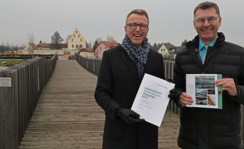 Bürgermeister Franz Stahl und Gartenschau-Geschäftsführer Franz Häring (von links) freuen sich über die neueste Auszeichnung für die Spannbandbrücke vom Bund Deutscher Architekten. Bild: tr 