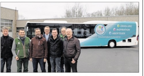 Rollende Werbetafel unterwegs in der Region (tr) 14 Stunden hat es gedauert, bis Sebastian Malzer von der Firma "km-reklame" den neuen Eska-Bus mit der Werbung veredelt hat, die mobil in der Region Tirschenreuth, Neustadt/WN und Weiden auf den Fischhof-Park aufmerksam macht. Bürgermeister Franz Stahl bedankte sich bei der ausführenden Firma, Thomas Franz von der Firma C3, die für den Entwurf verantwortlich zeichnet, Eska-Geschäftsführer Hans Brucker und den Sponsoren. Für die rollende Werbetafel haben die Tuchfabrik Mehler, die Stadtwerke, die Stadt Tirschenreuth und der Förderverein Fischhof-Park je 2500 Euro spendiert. Unser Bild zeigt (von links): Vinzenz Rahn vom Förderverein, Paulus Mehler, Thomas Franz, Franz Stahl, Sebastian Malzer, Peter Fröhlich, Leiter der Stadtwerke und Hans Brucker. Bild: tr